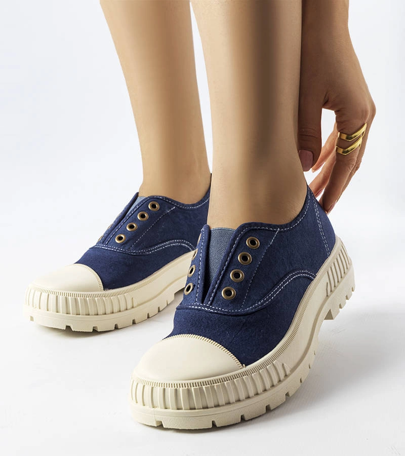 Granatowe trampki na masywnej podeszwie