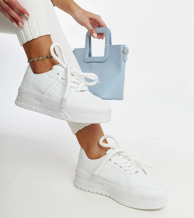 Białe sneakersy na grubej podeszwie