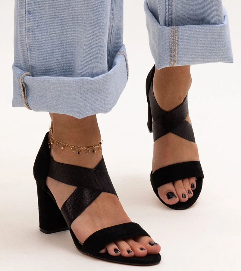 Czarne sandały na słupku ze skórzaną wkładką