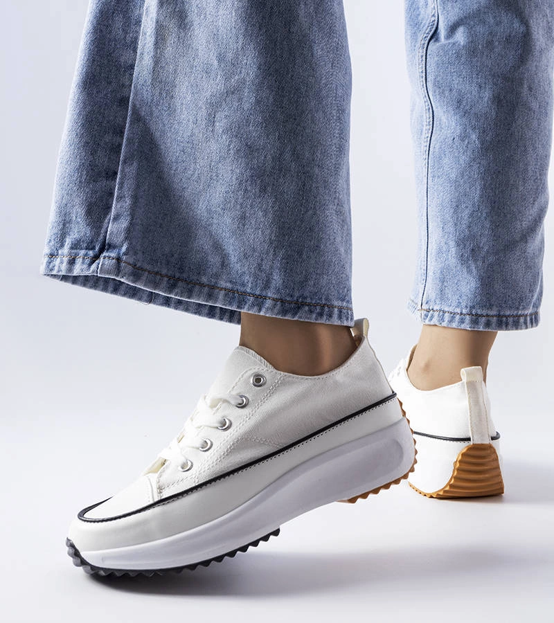 Białe sportowe trampki na platformie