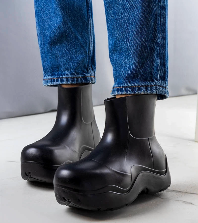 Czarne kalosze na platformie