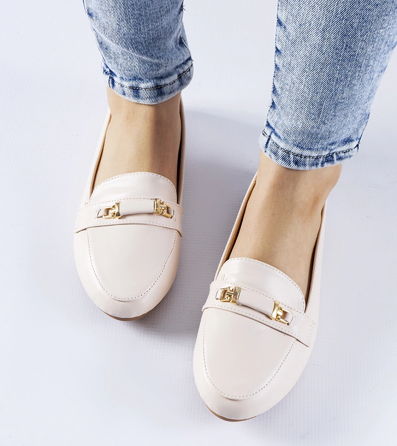 Beżowe mokasyny z klamerką