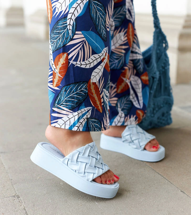 Niebieskie klapki z plecionką na platformie