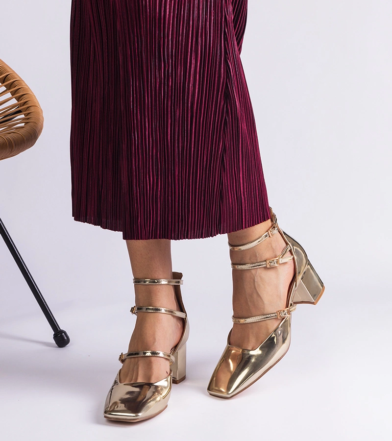 Hers czółenka damskie złote lakierowane na słupku ze sprzączkami