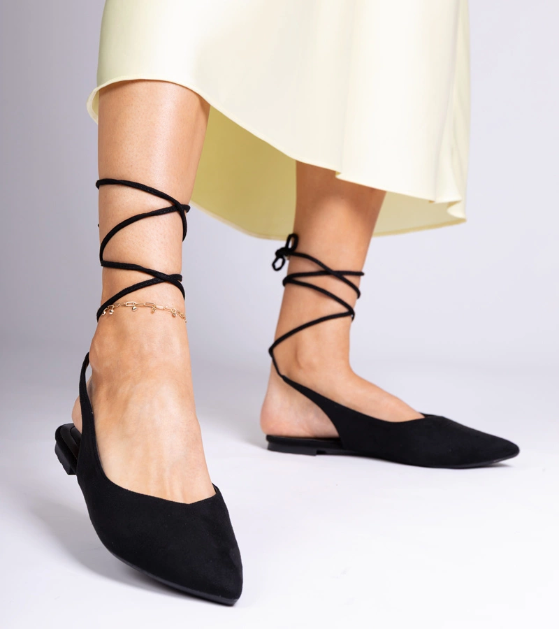 Hers Czarne czółenka na płaskim obcasie wiązane na kostce