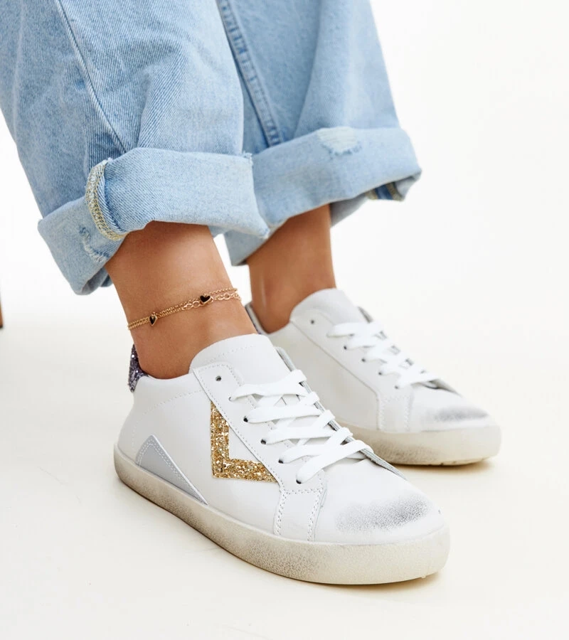 Białe sneakersy ze efektownym zdobieniem