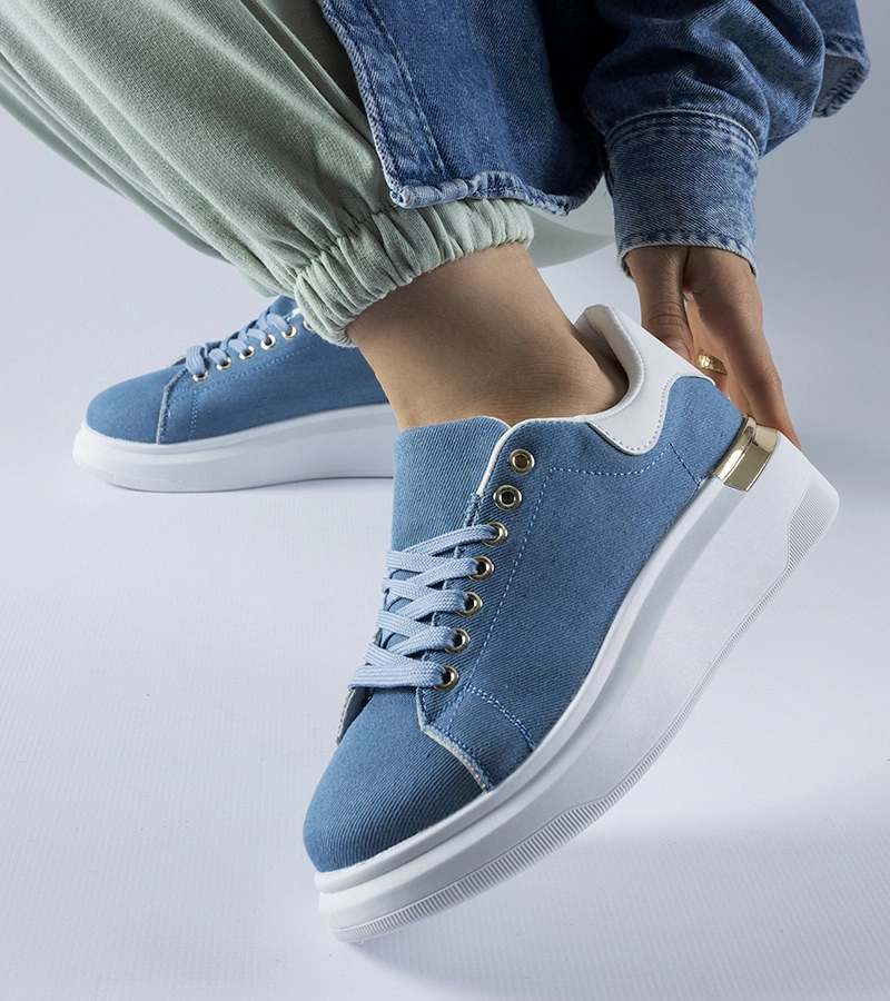Niebieskie sneakersy na platformie