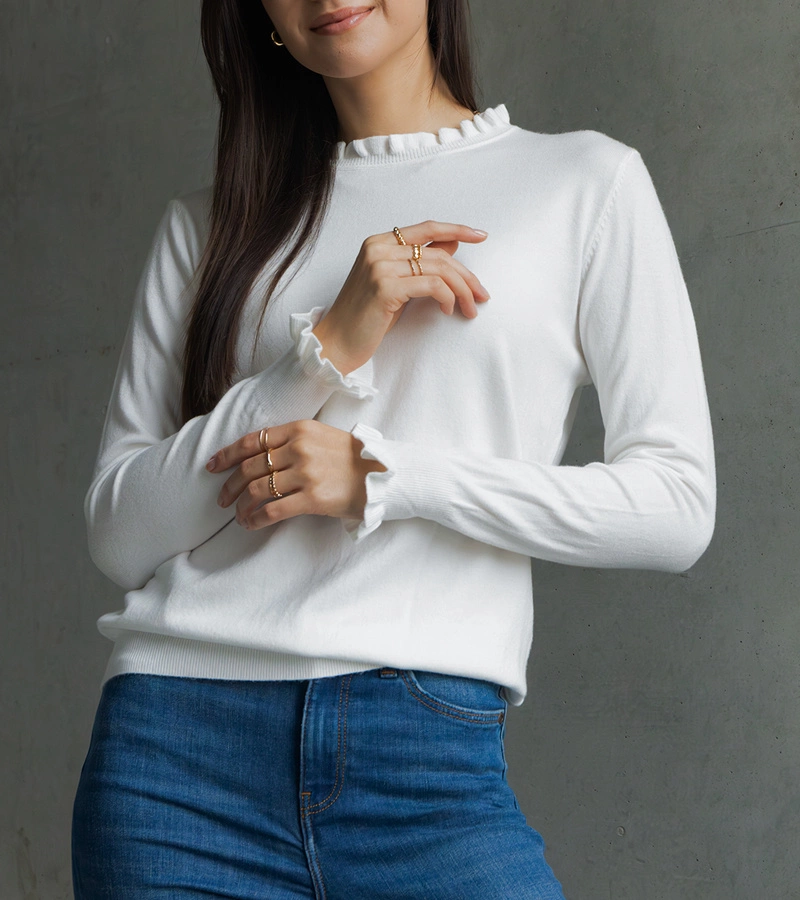 Biały miękki sweterek zdobiony falbanką