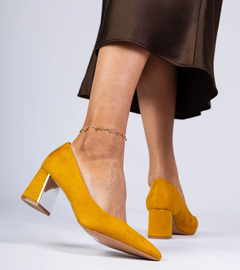 Hers Zółte czółenka na elegancko zdobionym słupku