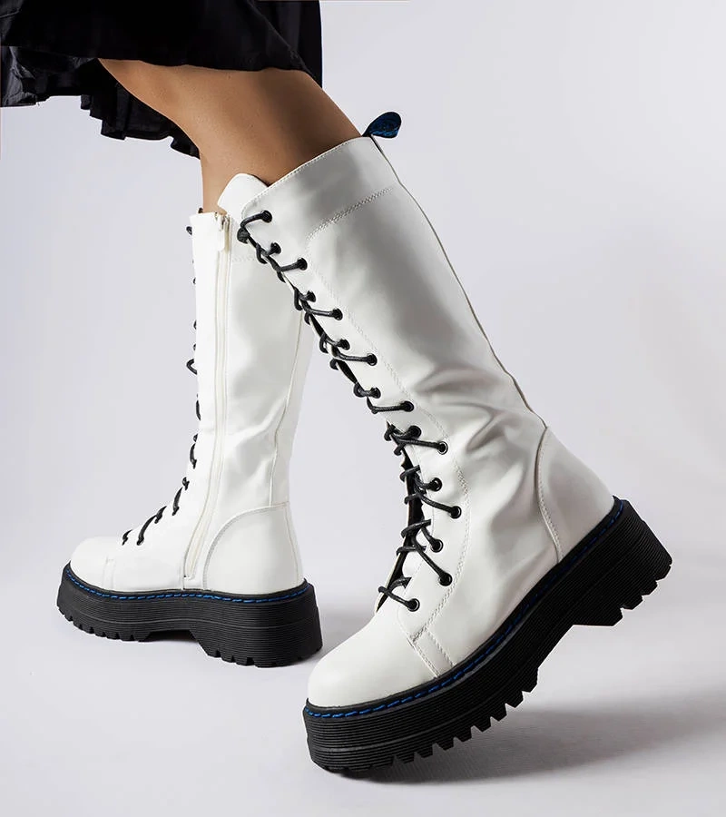 Wiązane białe ocieplane kozaki