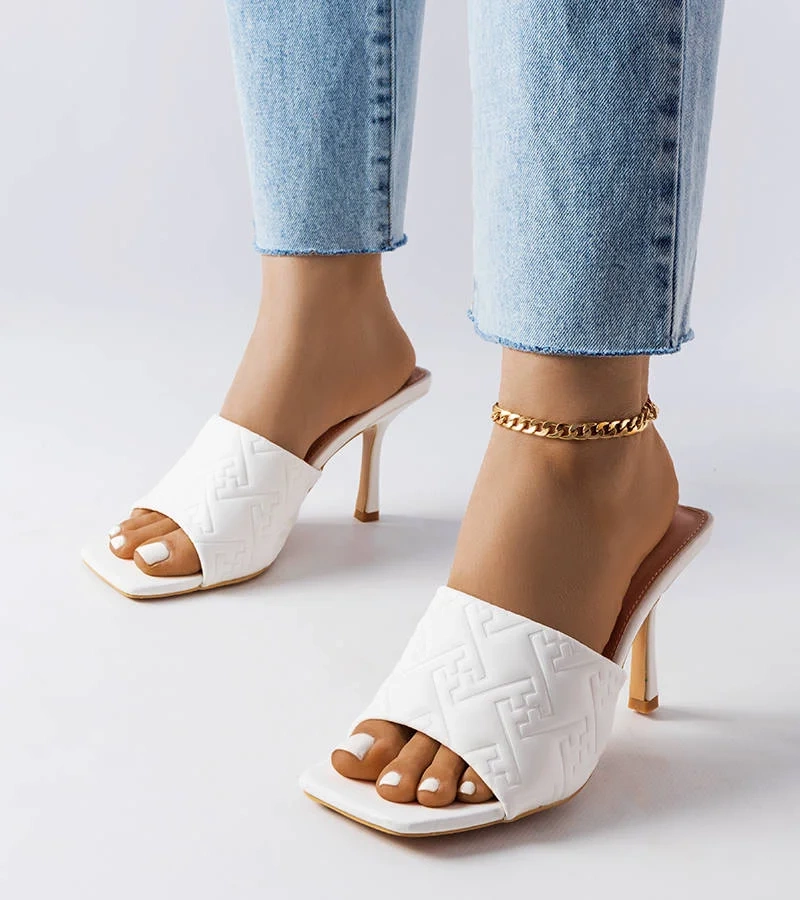 Białe eleganckie klapki na obcasie