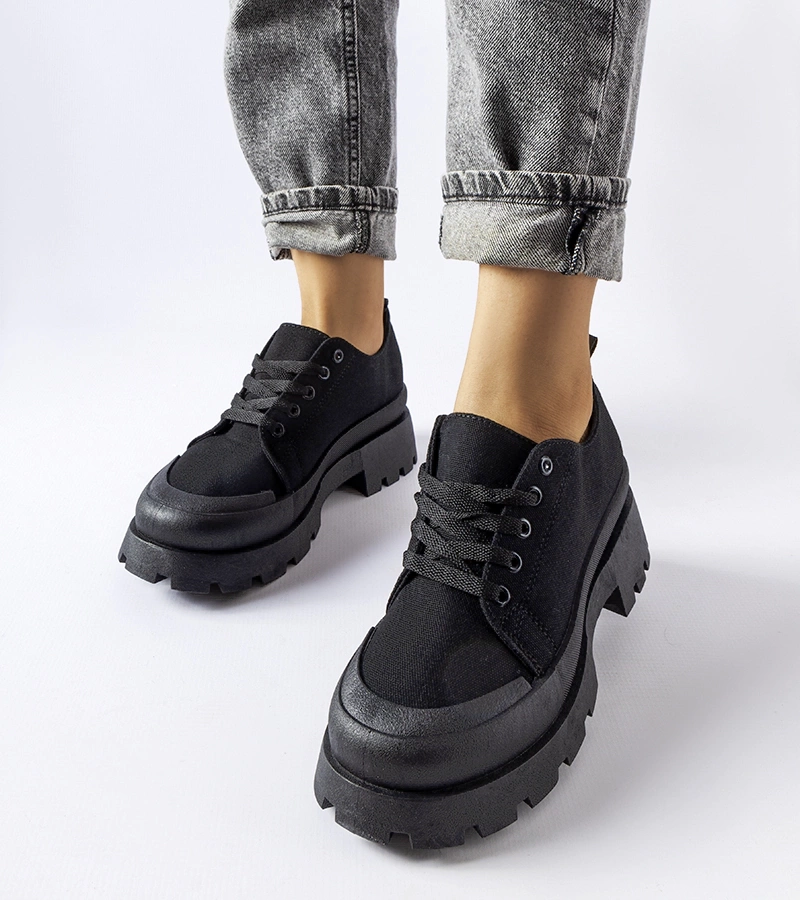 Czarne półbuty na masywnej podeszwie