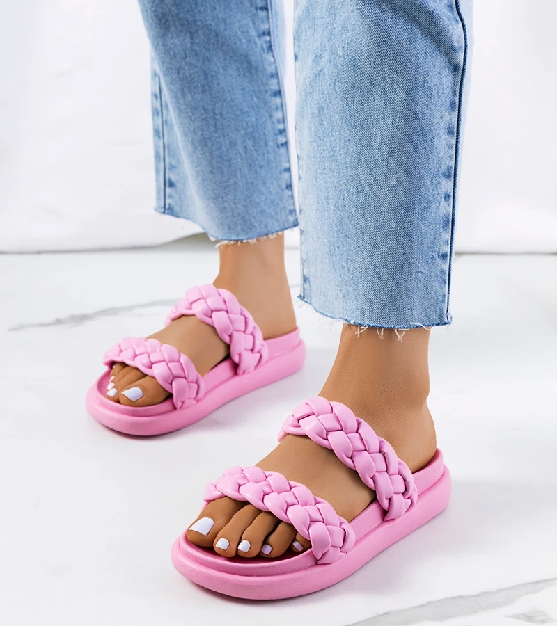 Różowe klapki na platformie