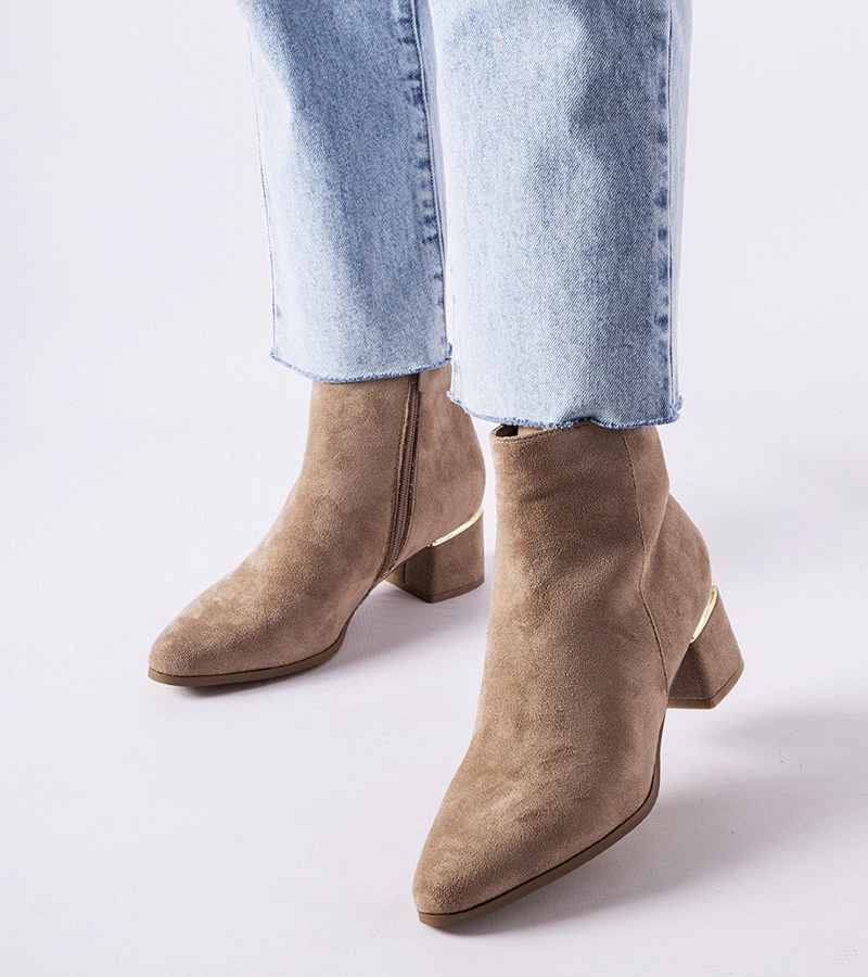 Beżowe botki ocieplane na słupku