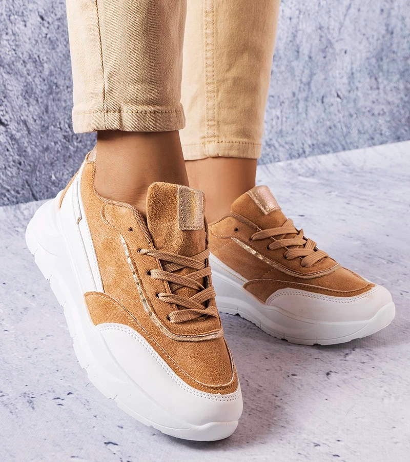 Beżowe sneakersy zdobione lamówką