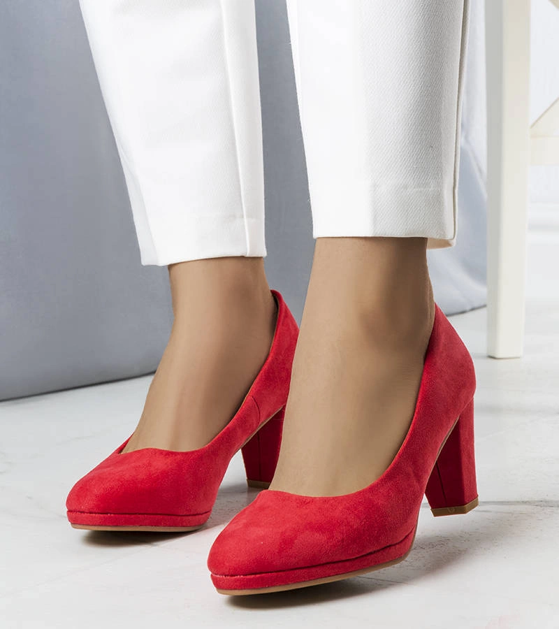 Czerwone czółenka na słupku