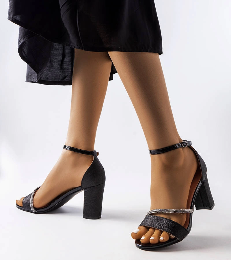 Czarne sandały na słupku