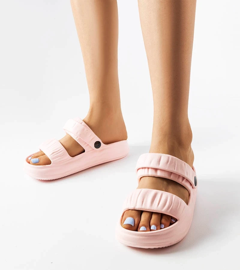 Różowe klapki gumowe