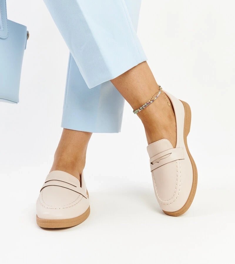 Jasnobeżowe klasyczne mokasyny