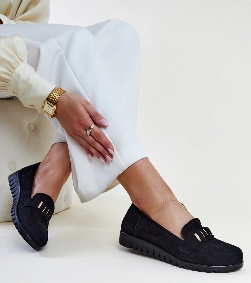 Czarne mokasyny z ozdobnym paskiem