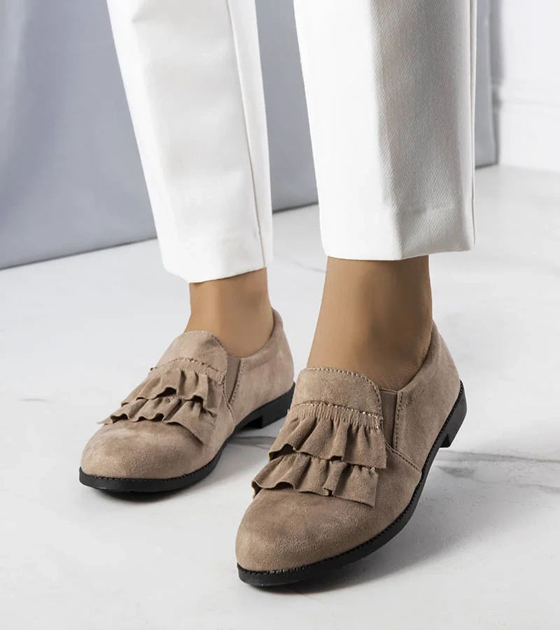 Beżowe półbuty z falbanką