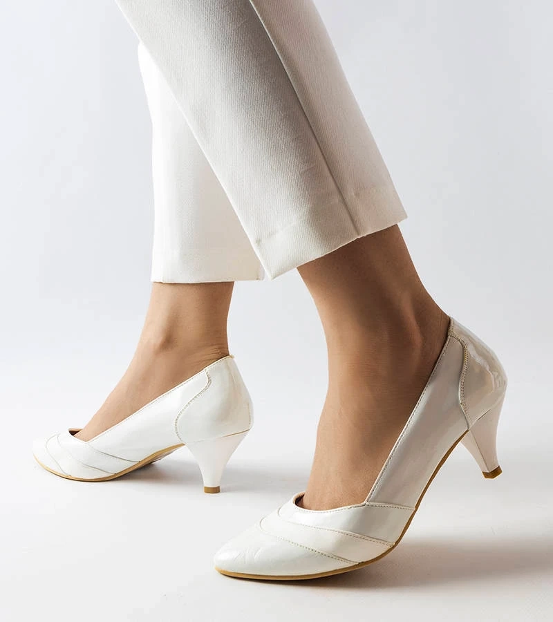 Białe czółenka na niskim obcasie