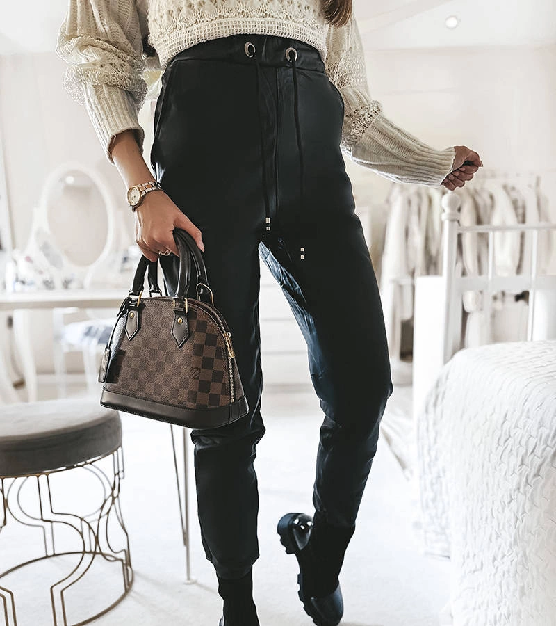 Czarne spodnie woskowane