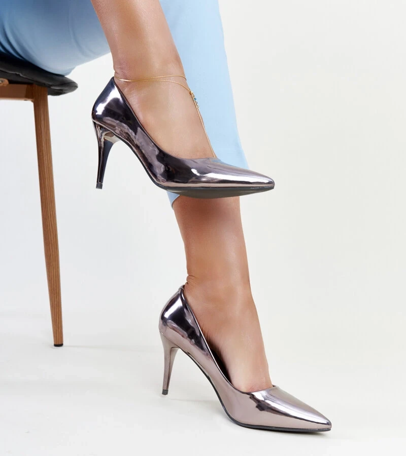 Srebrne lakierowane szpilki ze skórzaną wkładką