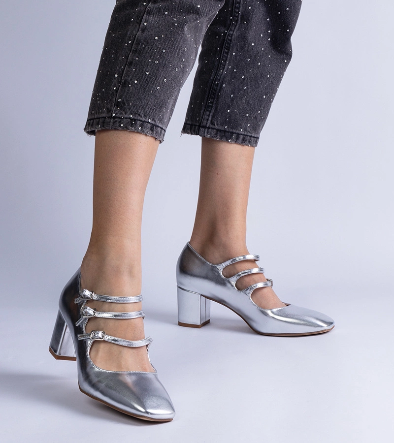 Hers czółenka damskie srebrne na słupku z ozdobnymi sprzączkami