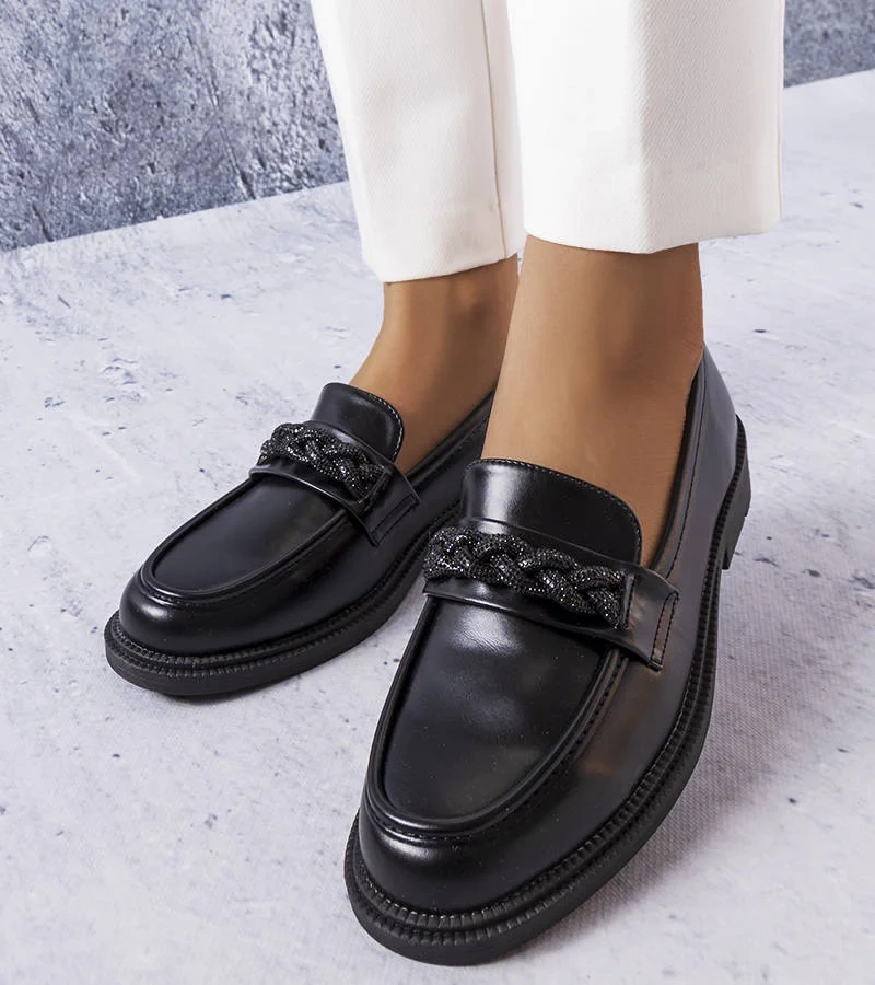 Czarne mokasyny z cyrkoniową aplikacją