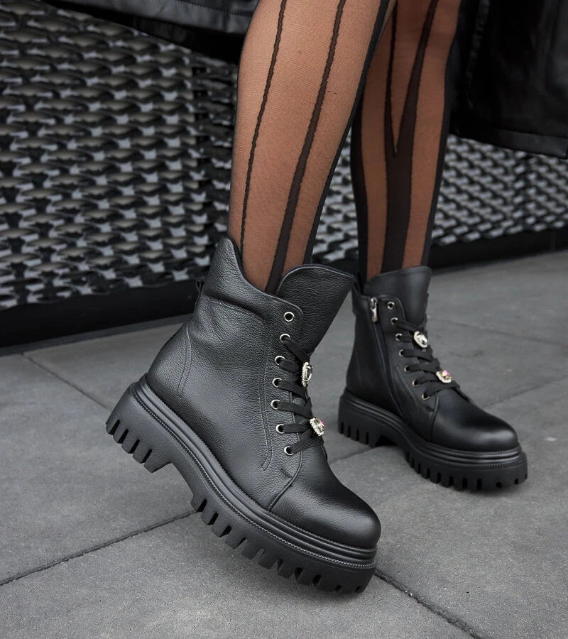 Czarne skórzane ocieplane botki Karino