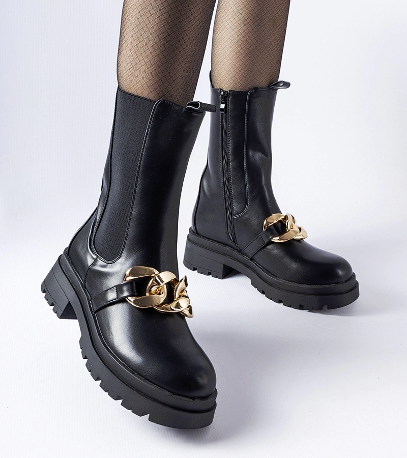 Czarne botki zdobiony łańcuchem
