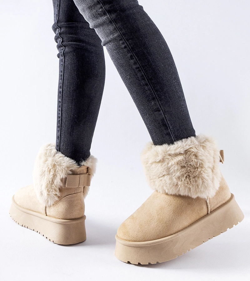 Beżowe śniegowce zdobione futerkiem