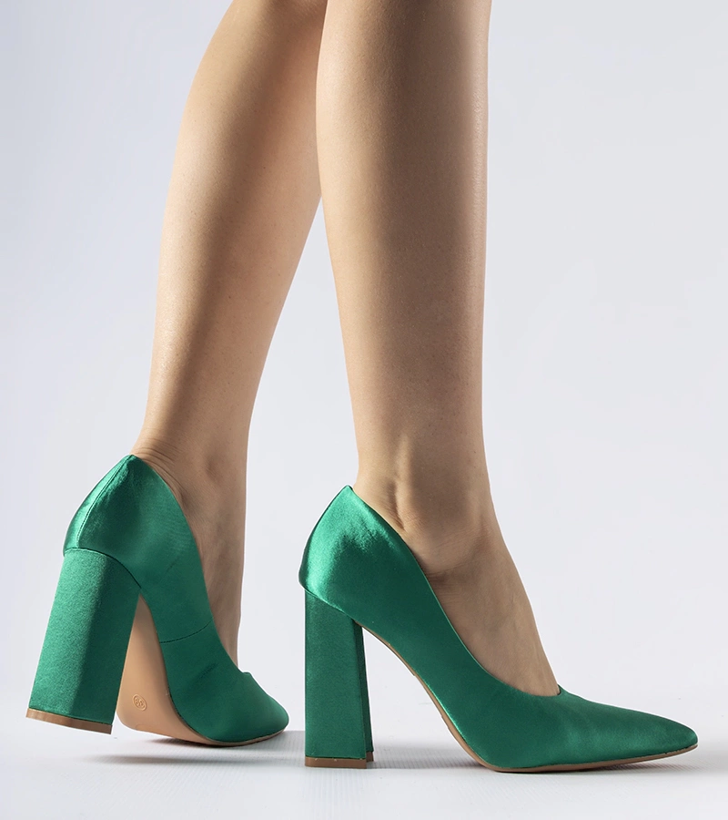 Zielone satynowe czółenka na słupku