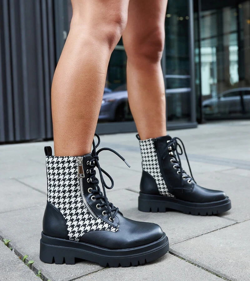 Czarne ocieplane botki z wzorem w pepitkę