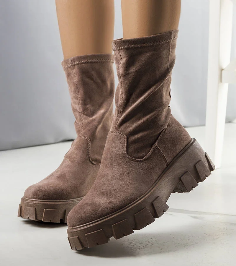 Brązowe botki wsuwane na traktorowej podeszwie