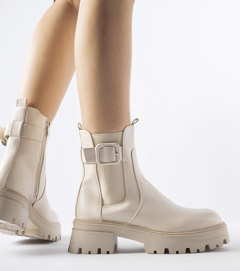 Beżowe ocieplane botki ze sprzączką