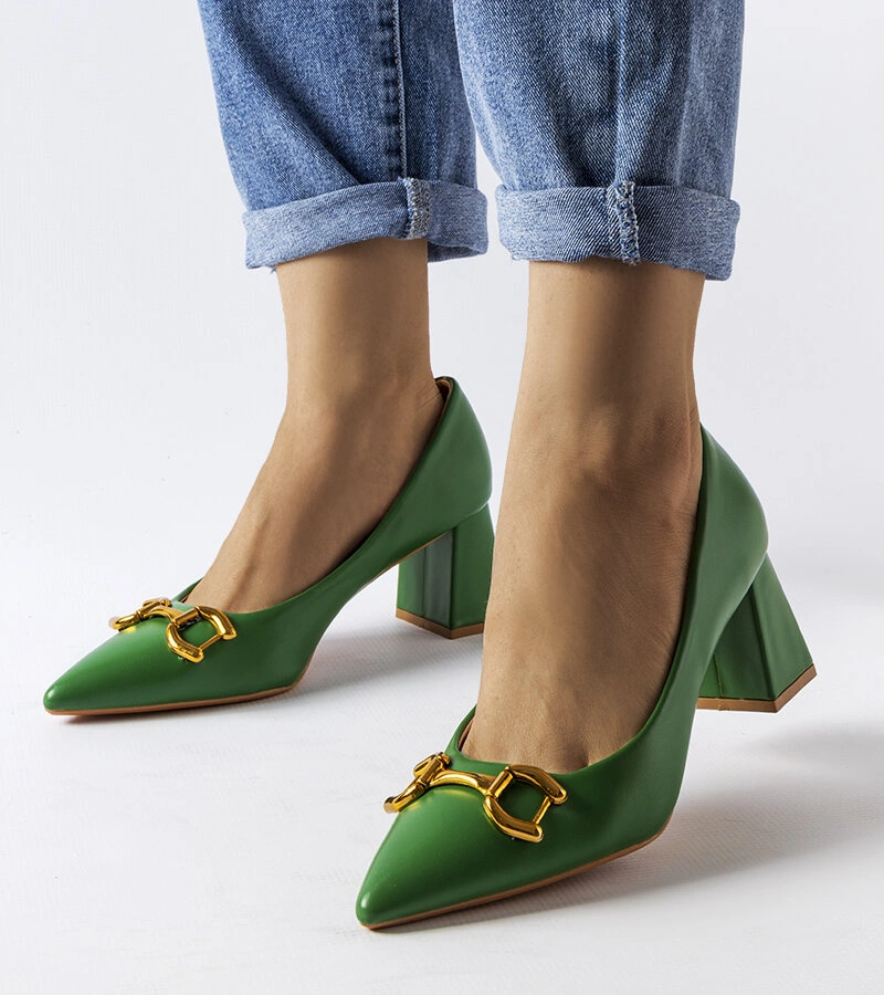 Zielone czółenka na słupku