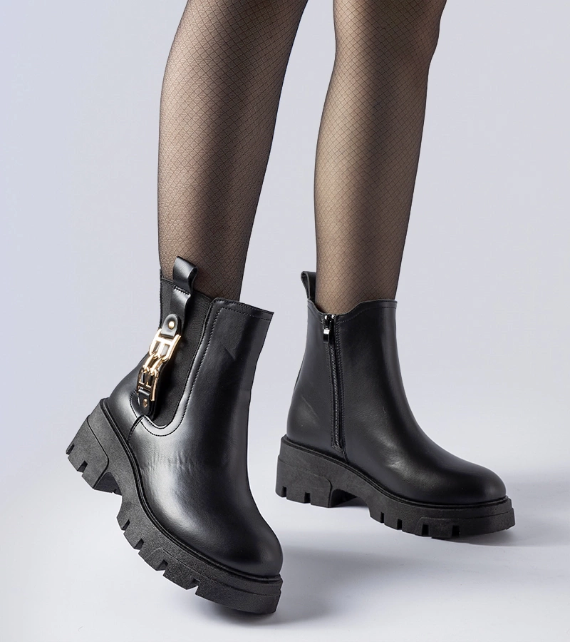 Czarne masywne botki z ozdobną klamerką