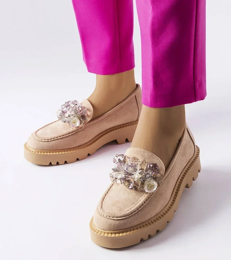 Beżowe mokasyny bogato zdobione plastikowymi kryształkami Vinceza