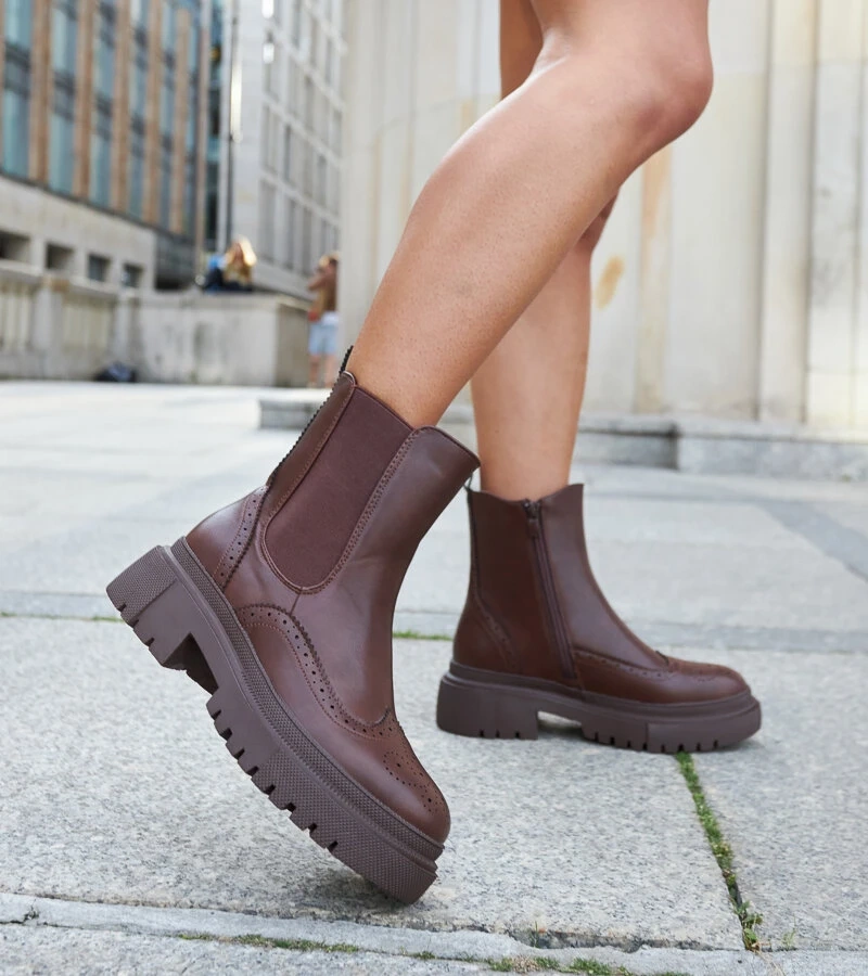 Brązowe botki na płaskim obcasie