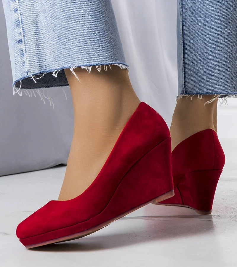 Czerwone czółenka na koturnie zamszowe