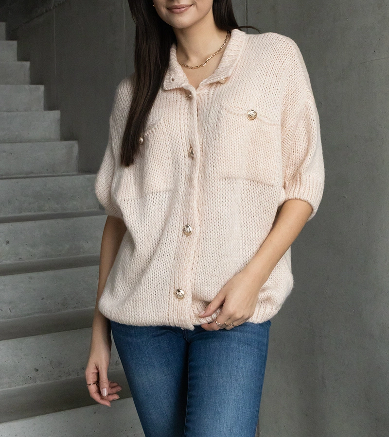 Miękki różowy sweter z krótkim rękawem