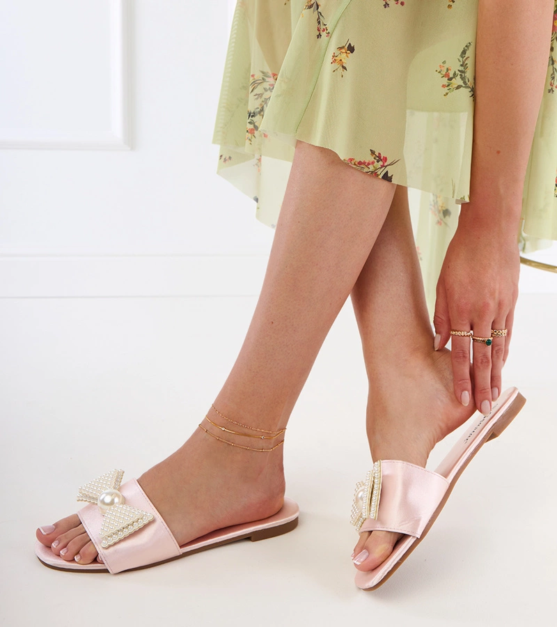 Hers Beżowe klapki satynowe z kokardką w perełki