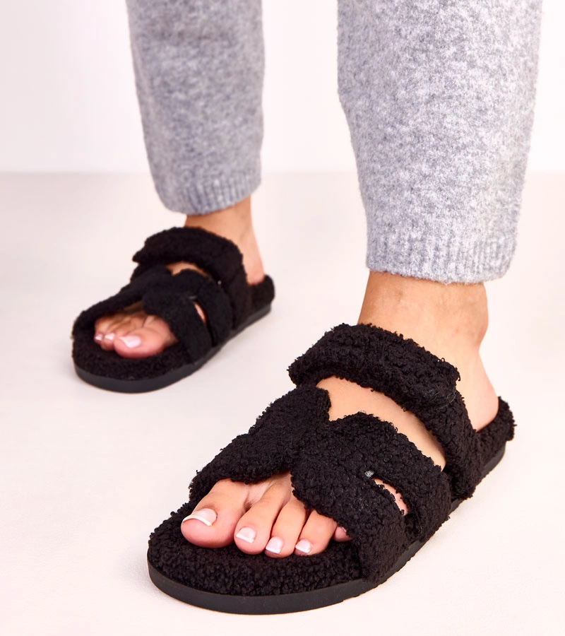 Hers Czarne futrzane kapcie z otwartym przodem