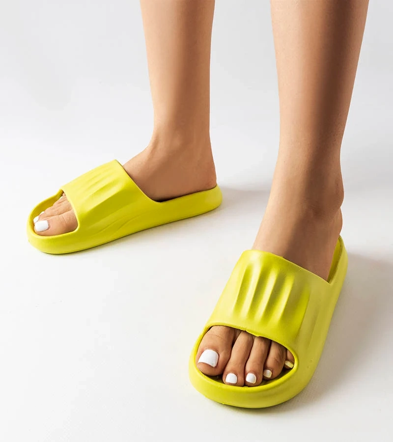 Zielone sportowe klapki