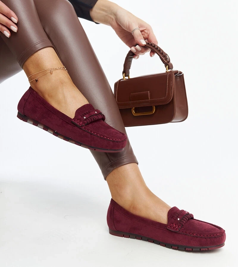 Bordowe mokasyny z ozdobnym paseczkiem