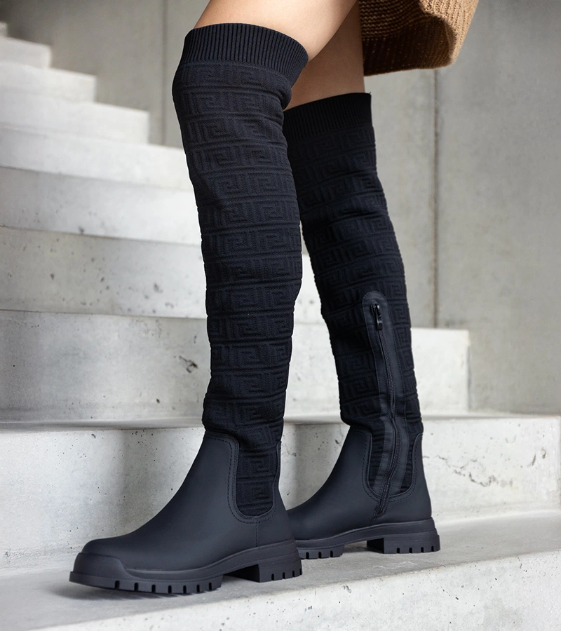 Czarne kozaki materiałowe z matowym wykończeniem