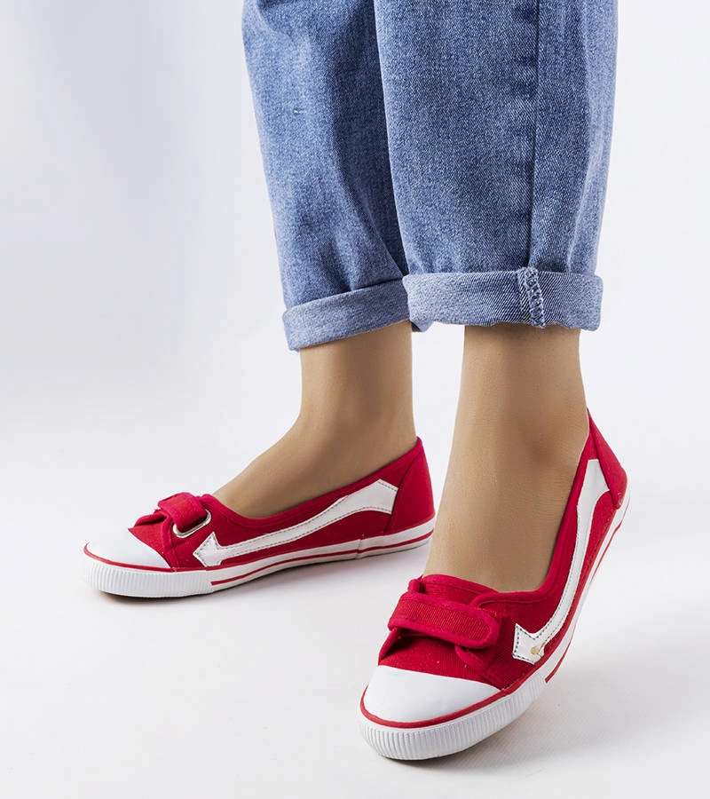 Czerwone materiałowe tenisówki