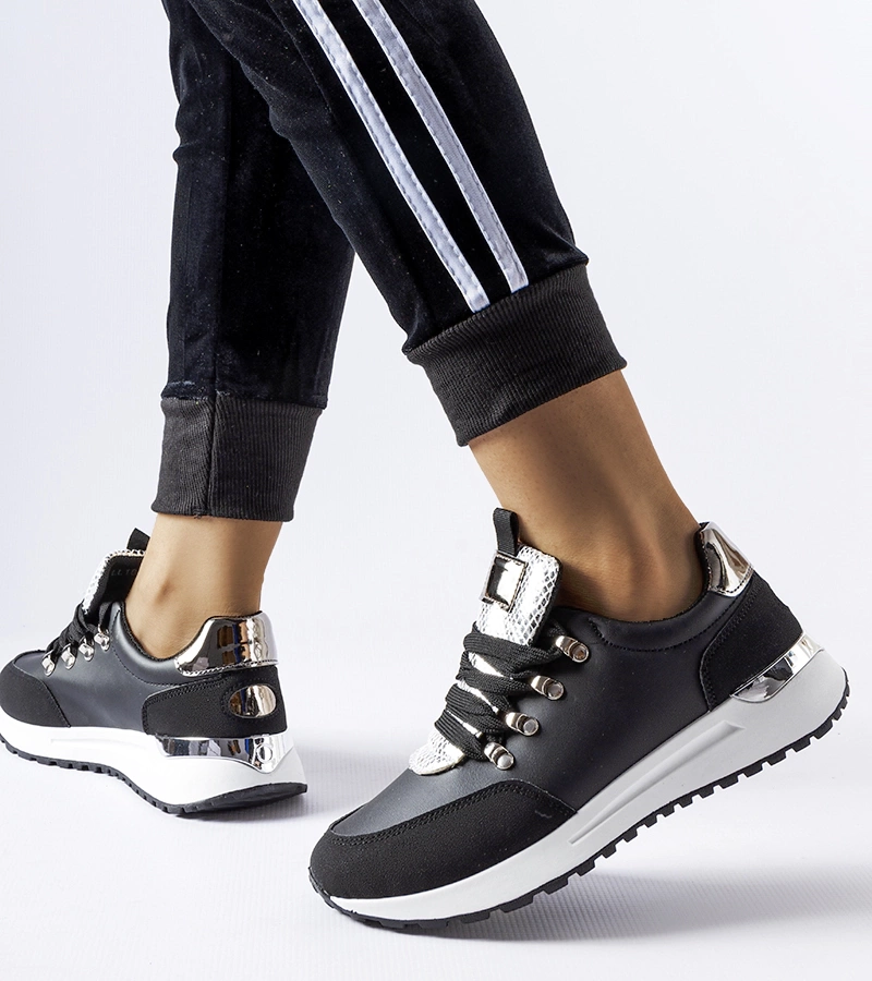 Czarne sneakersy ze srebrnym zdobieniem